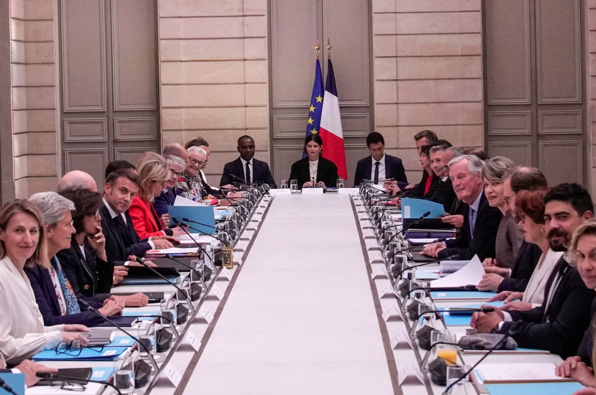 Tổng thống Pháp Emmanuel Macron và Thủ tướng Michel Barnier họp với nội các mới. Ảnh: Politico