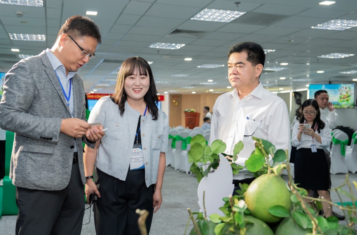 Ông Võ Trần Ngọc - Giám đốc kinh doanh Saigon Co.op - giới thiệu sản phẩm cho đoàn đại biểu tham dự buổi lễ.