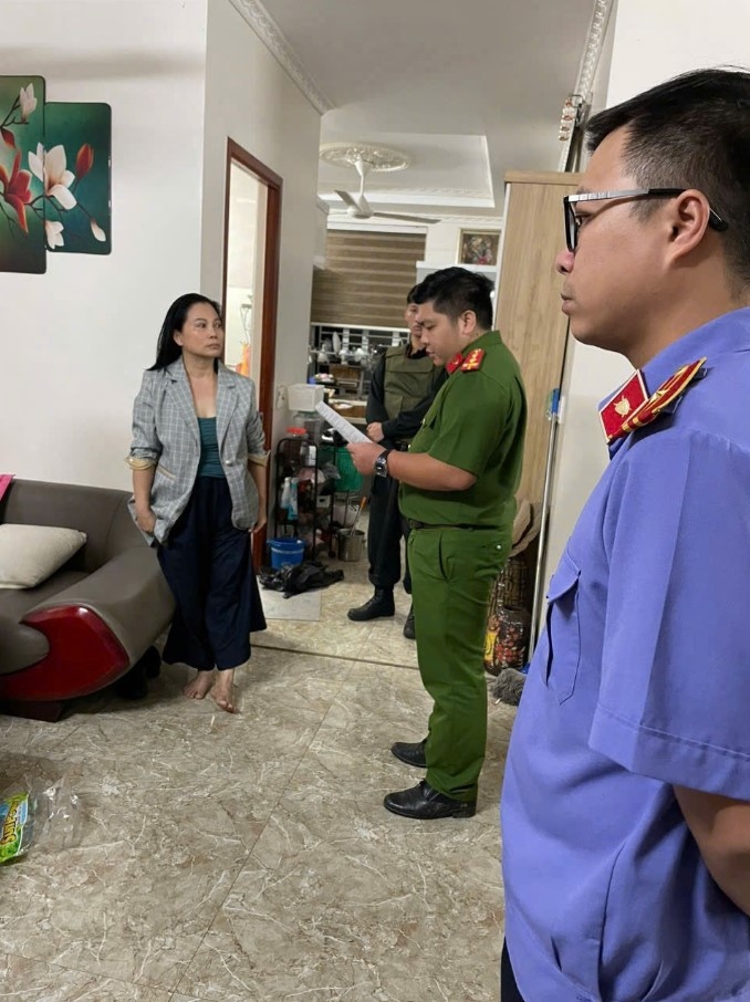 Lực lượng chức năng đang đọc lệnh bắt Vũ Thi Kim Minh,  đối tượng cầm đầu tổ chức bay lắc 