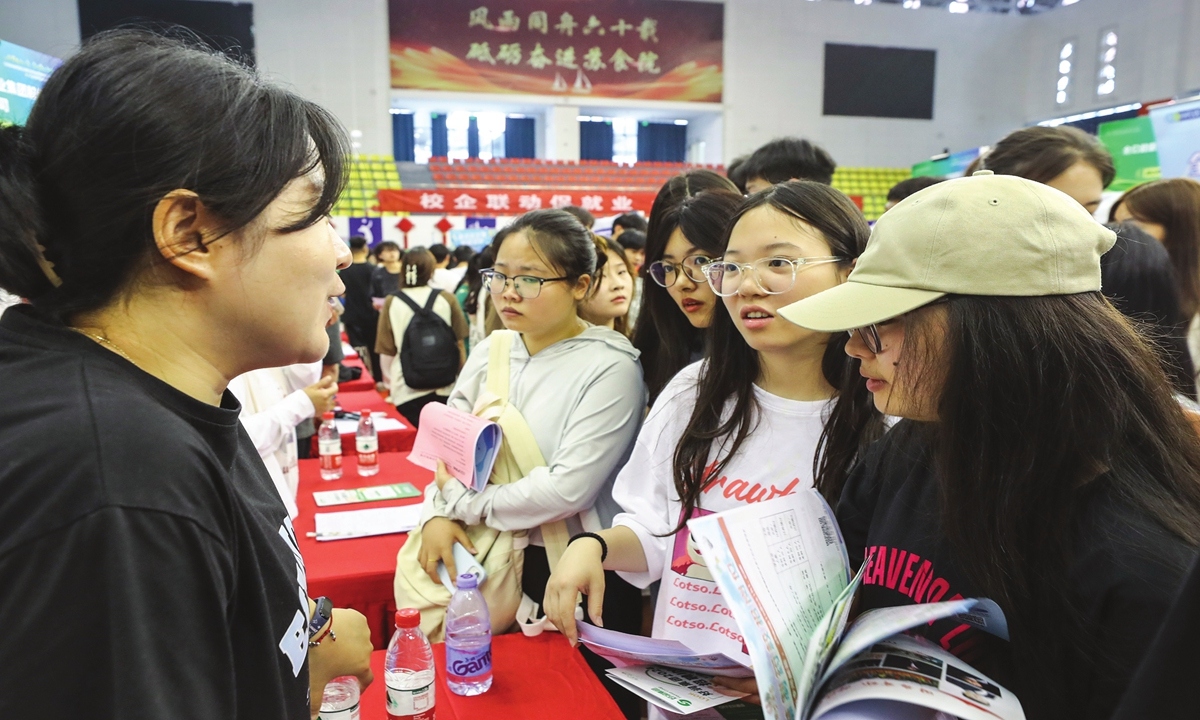 Sinh viên mới ra trường tư vấn tại hội chợ việc làm ở tỉnh Giang Tô, miền Đông Trung Quốc hồi tháng 6/2024. Ảnh: VCG