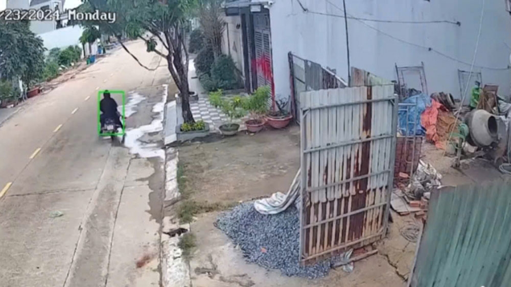 Hình ảnh hai đối tượng tạt sơn được camera ghi lại (ảnh: CA)
