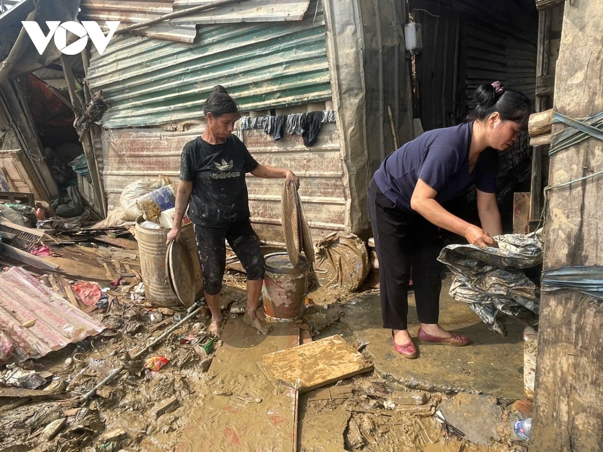 Due to this, authorities of Hoan Kiem district ask 46 households with 162 people living along the Red River in Chuong Duong ward to move to higher areas on the afternoon of September 10.