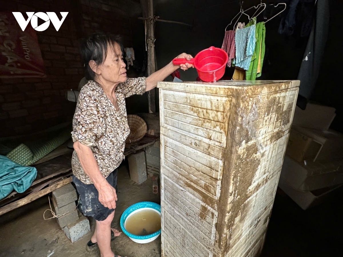 Returning home after the flood recedes, Nguyen Thi Thuy is left busy cleaning up all of the waterlogged items and repairing them to save costs.