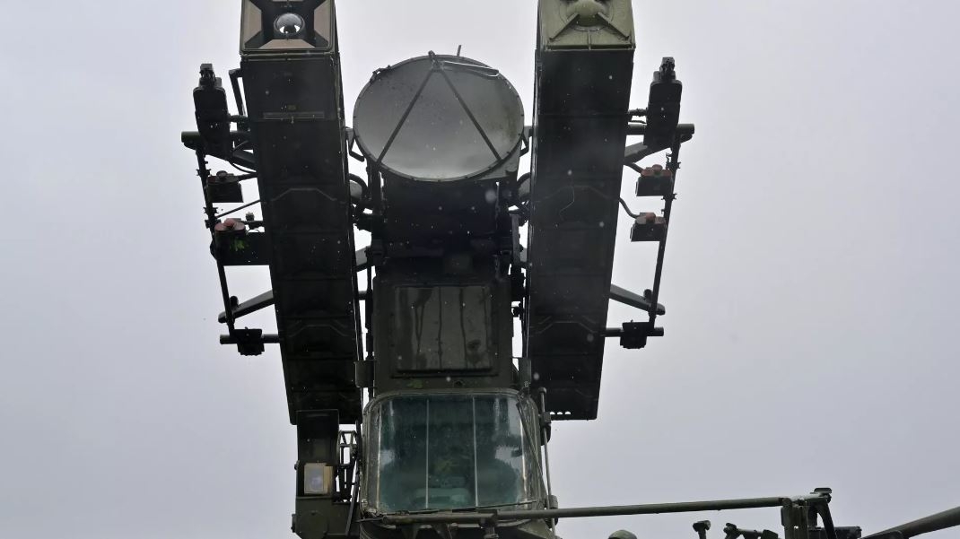 Hệ thống phòng không 9K35 Strela 10 của Nga vào vị trí. Ảnh: Sputnik