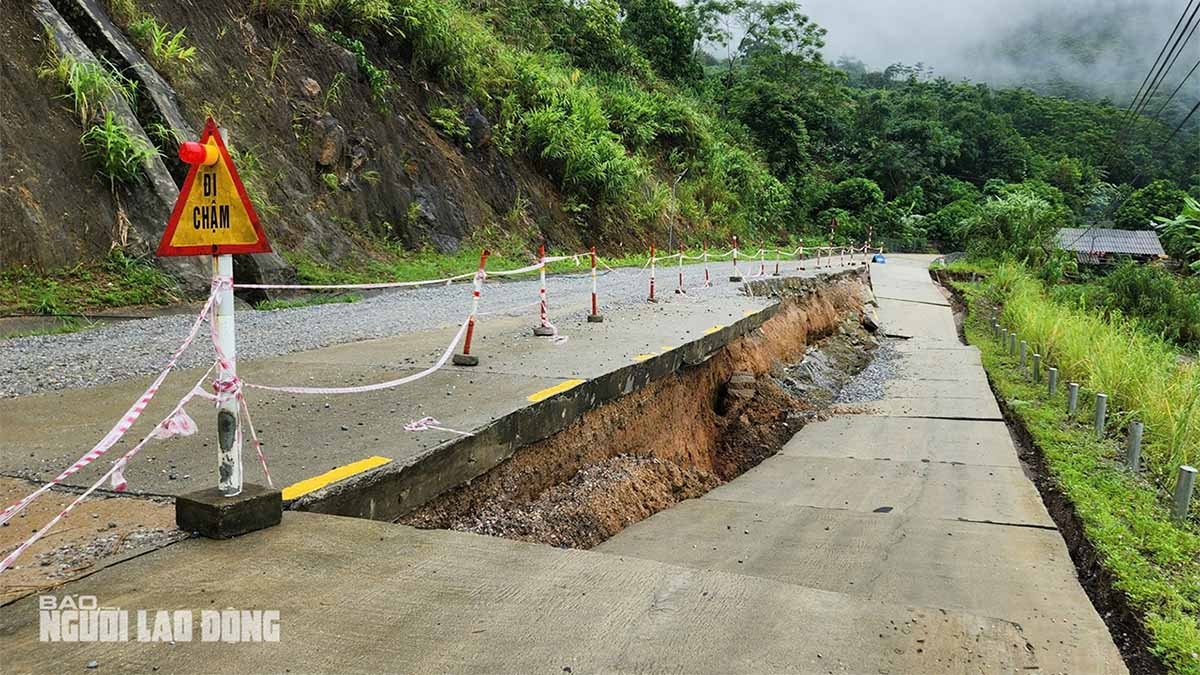 Quốc lộ 279 ở huyện Bảo Yên (Lào Cai) bị sạt lở nửa mặt đường  (Ảnh: Người Lao động)