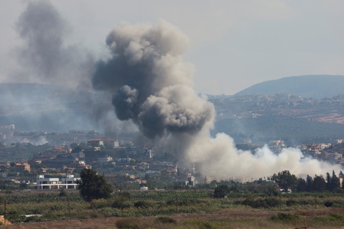 Khói bốc lên ở miền nam Lebanon sau các đòn không kích của Israel ngày 23/9 (Ảnh: Reuters)