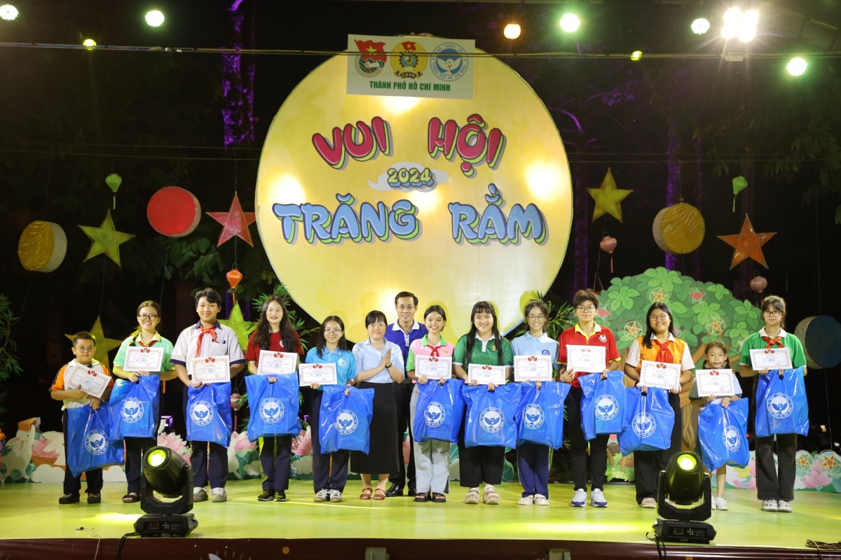 Các em thiếu nhi được nhận phần thưởng và quà trung thu (Ảnh: Nhà thiếu nhi TP)