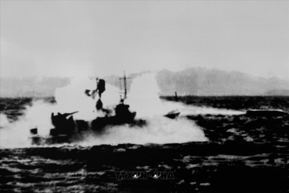 Tàu phóng lôi Phân đội 3, Đoàn 135 công kích tàu Maddox của Mỹ ngày 2/8/1964. (Ảnh: Tư liệu Quân chủng Hải quân)