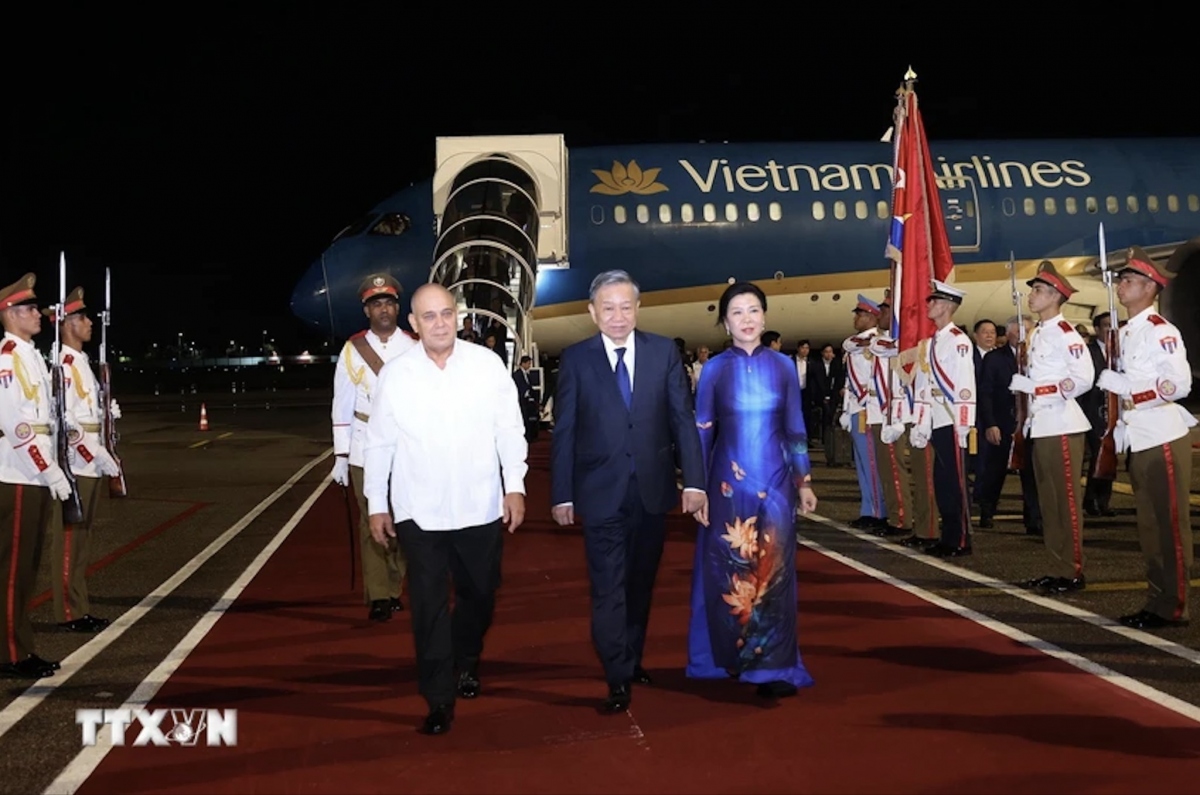 Uỷ viên Bộ Chính trị, Thường trực Ban Bí thư Đảng Cộng sản Cuba Roberto Morales Ojeda đón Tổng Bí thư, Chủ tịch nước Tô Lâm và Phu nhân tại sân bay quốc tế José Martí, thủ đô La Habana. Ảnh: Lâm Khánh/TTXVN