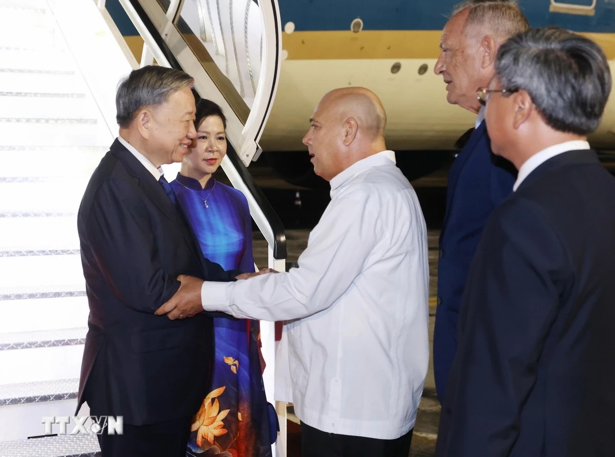Uỷ viên Bộ Chính trị, Thường trực Ban Bí thư Đảng Cộng sản Cuba Roberto Morales Ojeda đón Tổng Bí thư, Chủ tịch nước Tô Lâm và Phu nhân. Ảnh: TTXVN