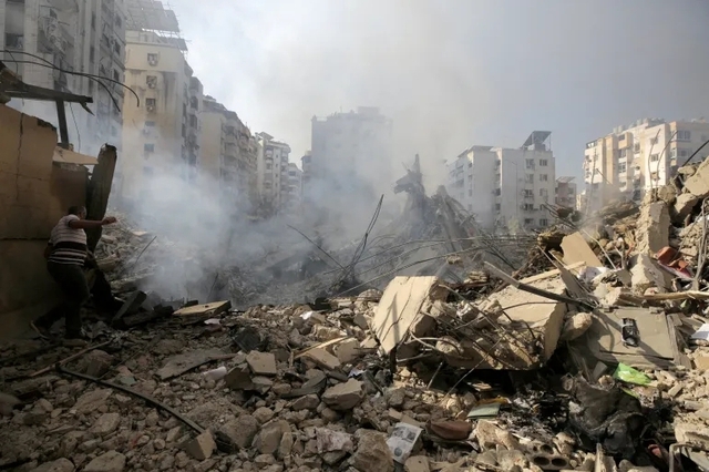 Các tòa nhà bị hư hại sau cuộc không kích của Israel vào vùng ngoại ô phía nam Beirut, Lebanon, ngày 28/9. (Ali Alloush/Reuters)