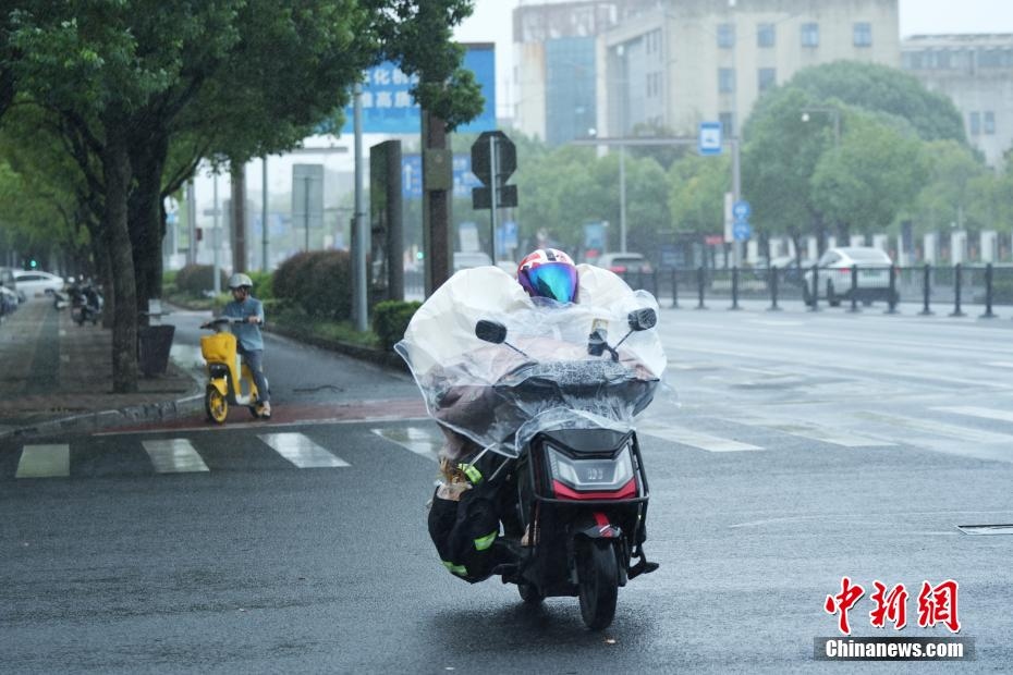 Do ảnh hưởng của bão, thành phố Tô Châu, tỉnh Giang Tô cũng xảy ra mưa lớn và gió giật mạnh. Thành phố này đã phải ban hành ứng phó khẩn cấp cấp độ I đối với bão Bebinca. Ảnh: Chinanews