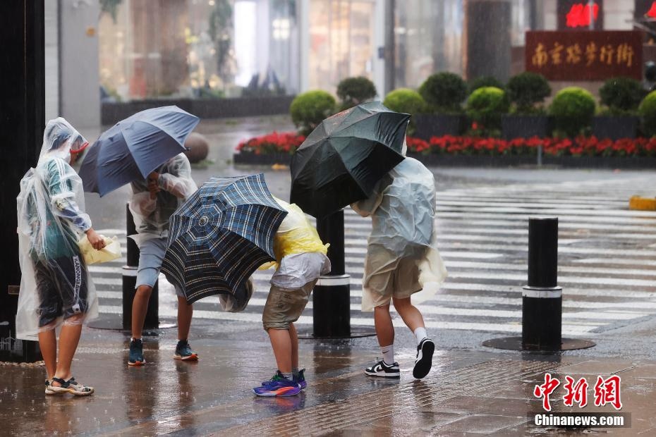 Báo Bebinca đổ bộ đã gây ra mưa to, gió lớn ở thành phố Thượng Hải. Ảnh Chinanews