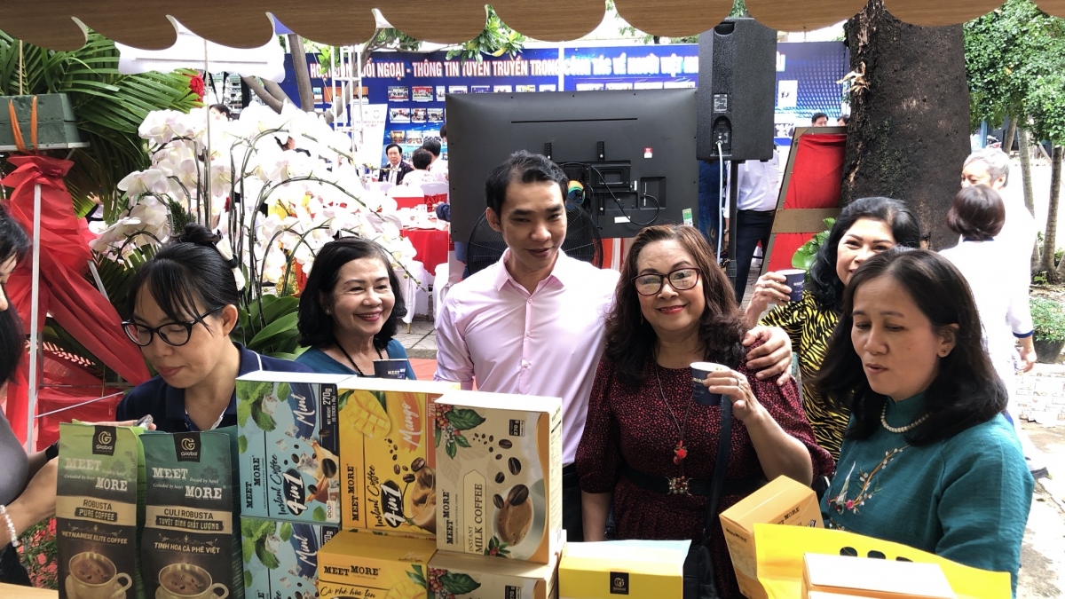 Tham quan gian hàng của doanh nhân kiều bào (Ảnh: Hoàng Oanh)