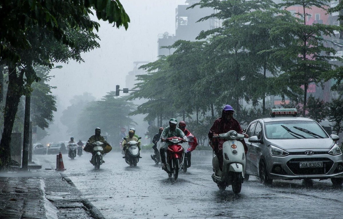 Hà Nội ngày nắng, chiều tối và đêm có mưa dông