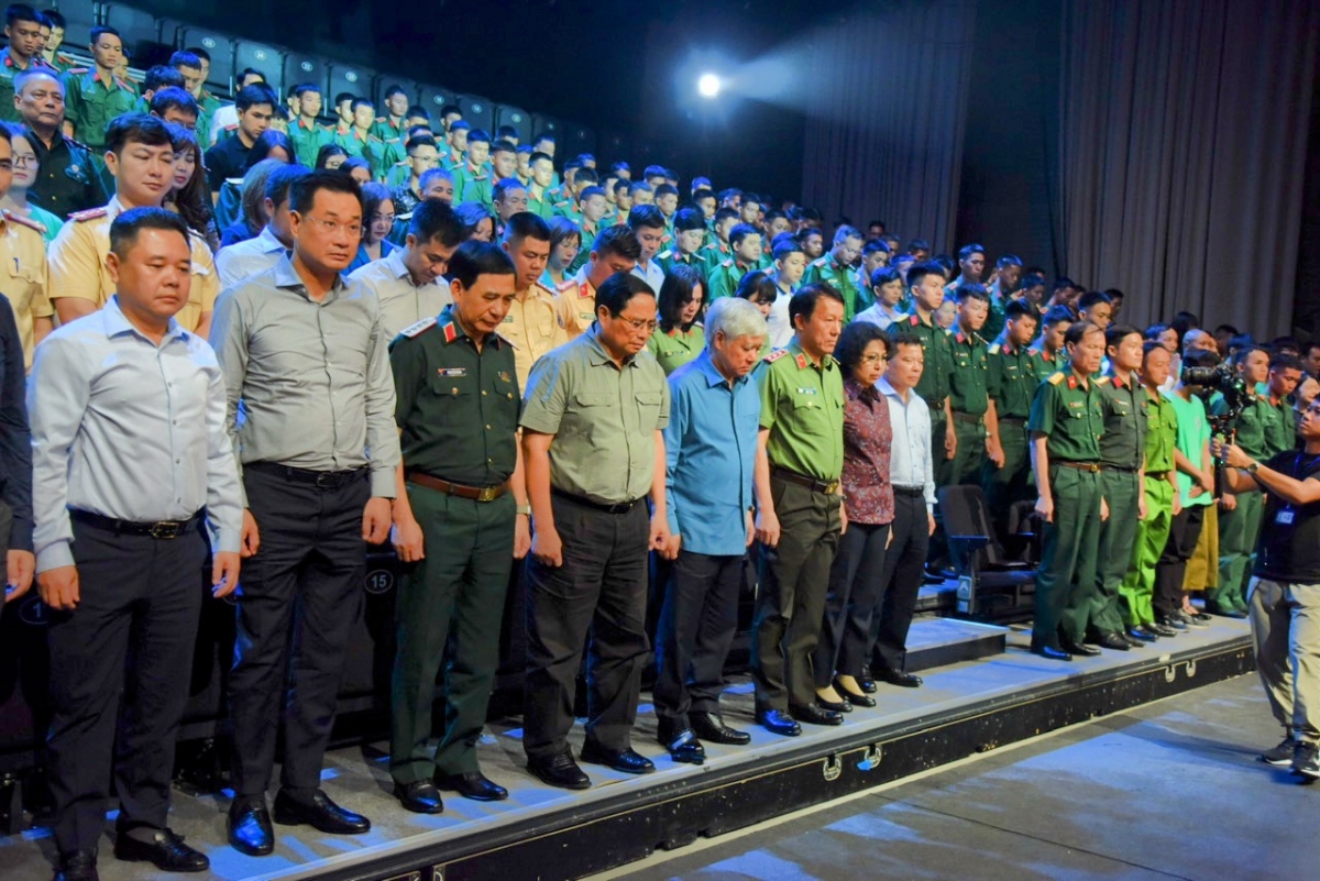 Các đại biểu dành phút mặc niệm, tưởng nhớ những người bị thiệt mạng do mưa lũ, thiên tai những ngày qua. 