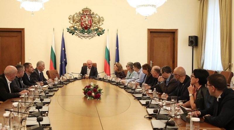 Thủ tướng lâm thời Bulgaria Dimitar Glavchev chủ trì một cuộc họp. Ảnh Sofiaglobe.com.