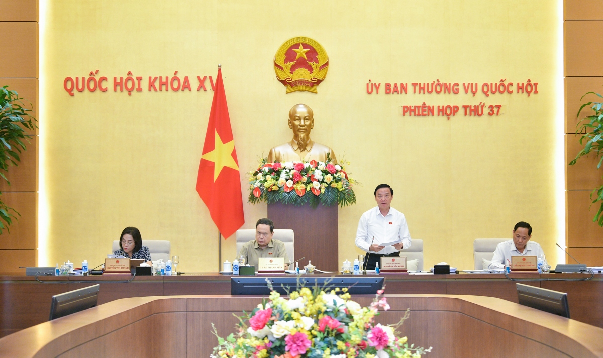 Phó Chủ tịch Quốc Hội Nguyễn Khắc Định điều hành phiên họp