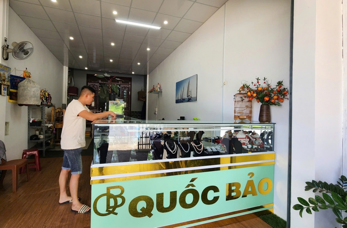 Tiệm trang sức mất trộm