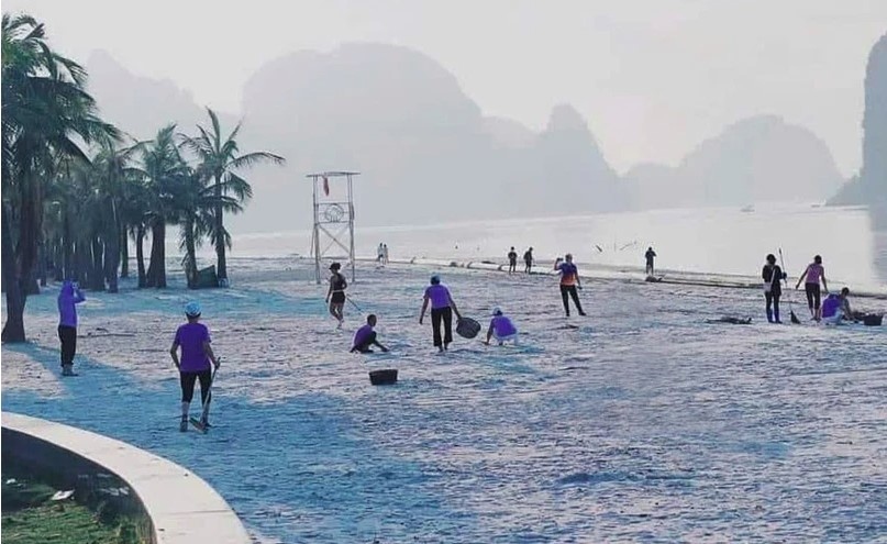 People clean up trash on the beach of Ha Long city in Quang Ninh province. (Photo: hanoimoi.vn)