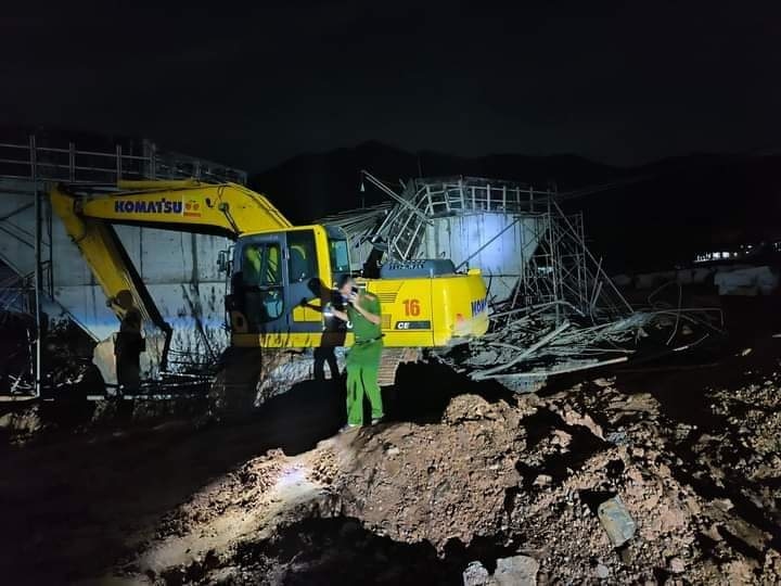 Lực lượng chức năng cũng sớm có mặt tại hiện trường điều tra nguyên nhân sập hầm chui.