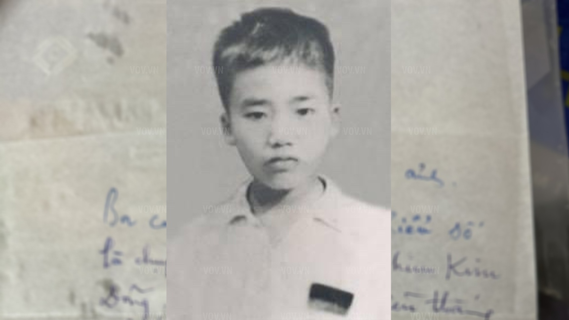 Bức ảnh chân dung nhà thơ Trần Đăng Khoa chụp ngày 4/9/1969 khi Đài Tiếng nói Việt Nam thông báo Chủ tịch Hồ Chí Minh mất. Trên ngực trái đeo tang nửa đen nửa đỏ. (Ảnh: nhân vật cung cấp)