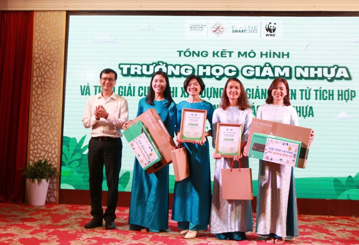 Trao giải cuộc thi “Xây dựng bài giảng điện tử tích hợp chủ đề giảm thiểu ô nhiễm rác thải nhựa”