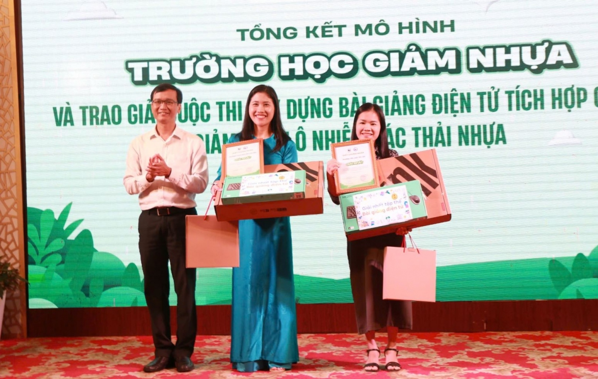 Trao giải cho các cá nhân về xây dựng bài giảng điện tử tích hợp chủ đề giảm thiểu ô nhiễm rác thải nhựa