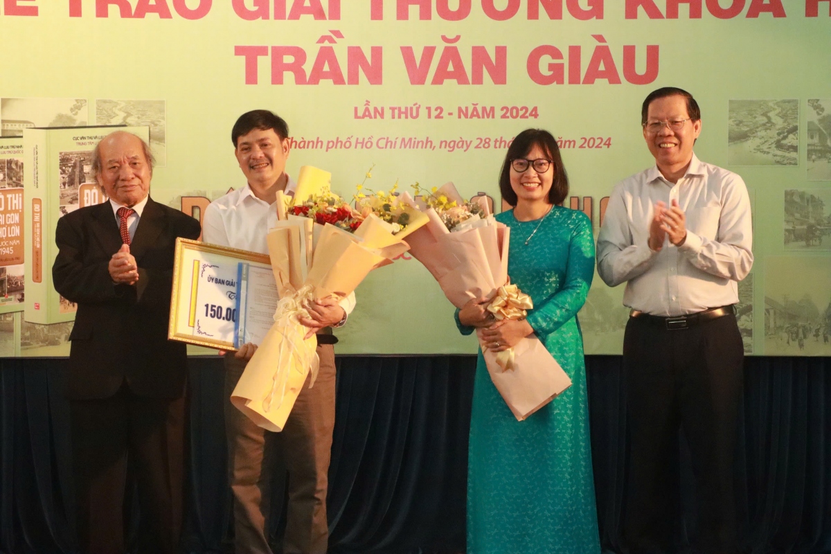 2 tác giả nhận giải thưởng Trần Văn Giàu lần thứ 12 (ảnh: N.H)