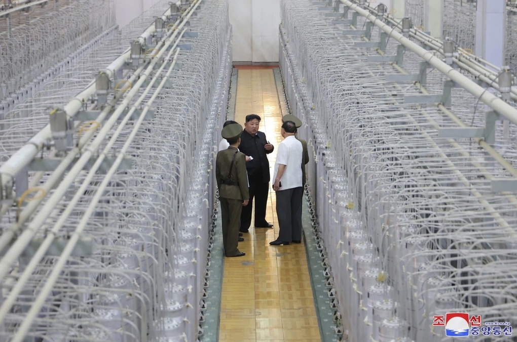 Bức ảnh công bố ngày 13/9 cho thấy nhà lãnh đạo Kim Jong-un thăm Viện Vũ khí Hạt nhân và cơ sở sản xuất vật liệu hạt nhân cấp vũ khí. Ảnh: KCNA.