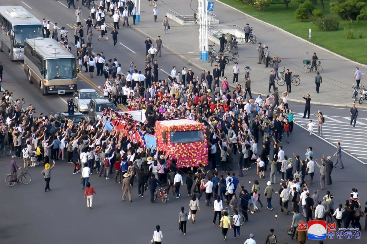 Đám đông người dân vây kín xe bus chở đội U20 nữ Triều Tiên. 