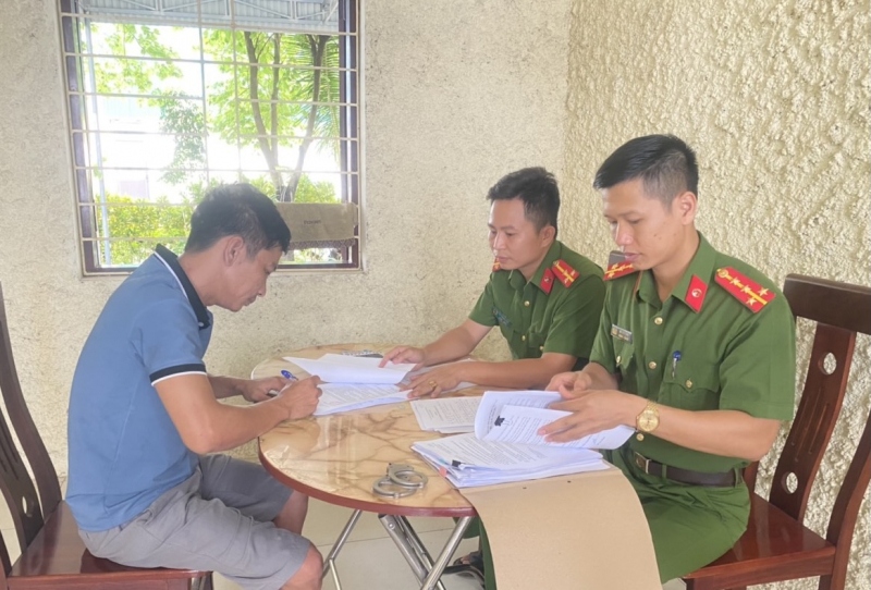 Công an thị xã Hoàng Mai lấy lời khai của Lê Quang Vũ