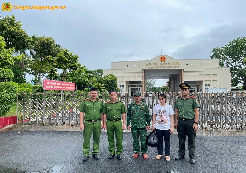 Cán bộ Đồn biên phòng Hà Tiên, Phòng PA08, tỉnh Kiên Giang bàn giao Lý Thị Lan cho Phòng Cảnh sát thi hành án hình sự và hỗ trợ tư pháp Công an tỉnh Lạng Sơn