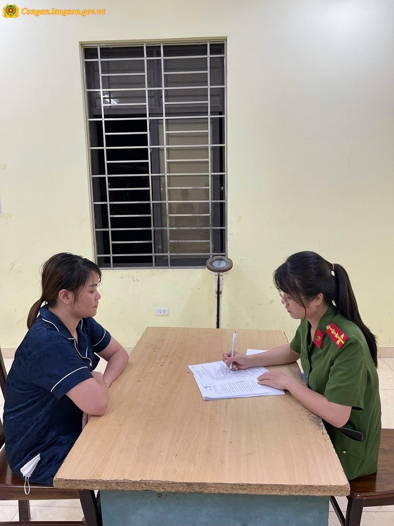 Cán bộ Phòng Cảnh sát thi hành án hình sự và hỗ trợ tư pháp Công an tỉnh Lạng Sơn tiếp nhận Lý Thị Lan tại Đồn biên phòng Hà Tiên, tỉnh Kiên Giang