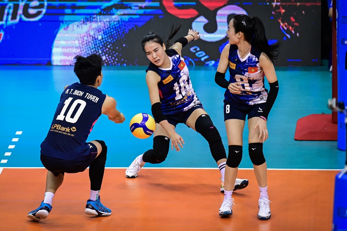 Các cầu thủ Ninh Bình nỗ lực nhưng không thể tạo được sự khác biệt trước đối thủ quá mạnh. (Ảnh: AVC). 