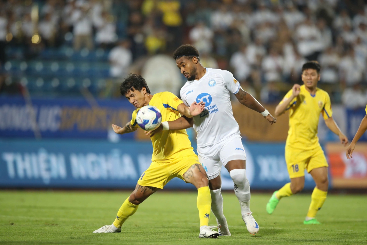 Nguyễn Xuân Son (áo trắng) là cái tên được kỳ vọng nhiều nhất tại vòng 2 V-League