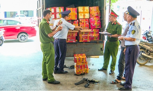 Lực lượng chức năng tỉnh Bắc Giang kiểm tra xe hàng