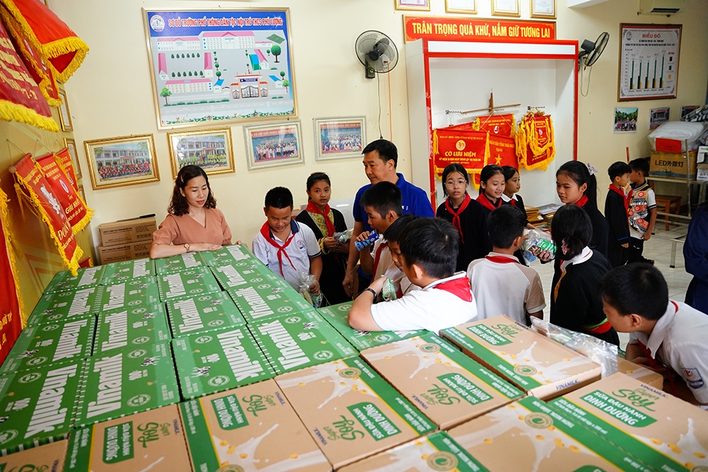 Sữa Vinamilk được trao tặng cho học sinh Trường THCS dân tộc nội trú Phú Lương (tỉnh Thái Nguyên), nhằm bổ sung dinh dưỡng sau những ngày bão lũ