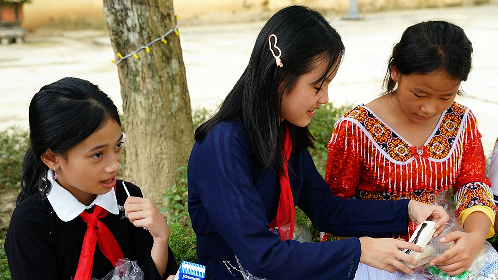 Các em học sinh Thưởng thức bánh mì với sữa đặc Ông Thọ vị sô cô la ngay tại sân trường