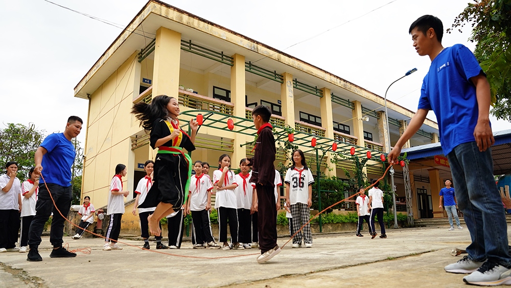Không chỉ mang đến sữa, đoàn nhân viên Vinamilk còn vui chơi cùng các em nhằm tạo niềm vui, động viên các em về lại cuộc sống thường ngày sau những ngày bão lũ