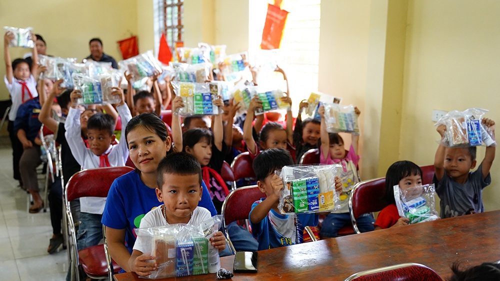 Trẻ nhỏ tại xóm Trung Sơn, xã Quang Sơn, huyện Đồng Hỷ (tỉnh Thái Nguyên) có một trung vui tươi hơn với các phần quà của Vinamilk