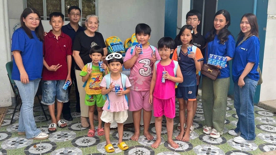 Các phần quà, sữa Vinamilk được trao tặng cho trẻ em có hoàn cảnh đặc biệt, khó khăn tại Cần Thơ dịp Trung thu