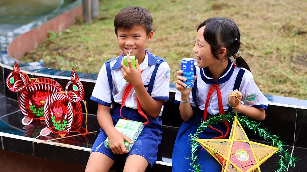 Trẻ em tại xã Đất Mũi (tỉnh Cà Mau) vui trung thu cùng đoàn nhân viên Vinamilk