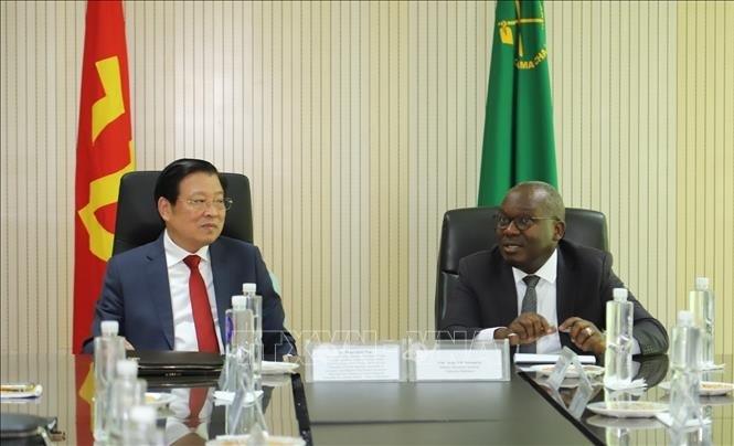 Trưởng Ban Nội chính Trung ương Phan Đình Trạc làm việc với Phó Tổng thư ký Đảng Cách mạng Tanzania (CCM) John Mongella. Nguồn: TTXVN