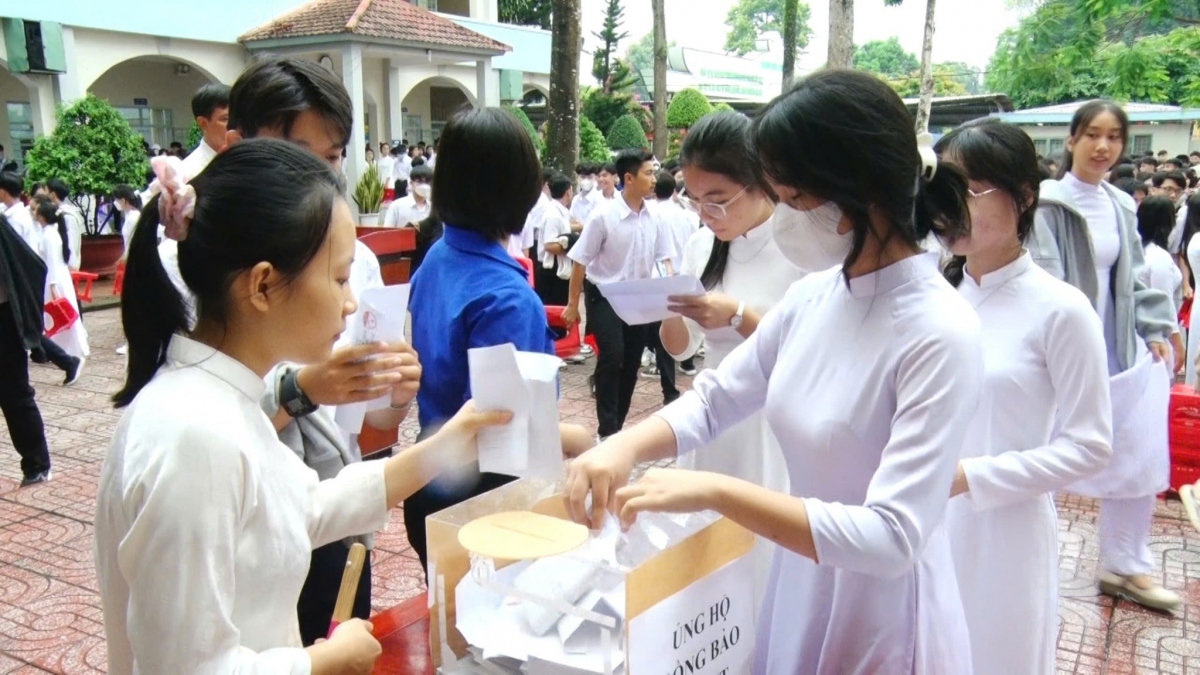 Học sinh Trường THPT Long Khánh góp tiền gửi chia sẻ với thiệt hại do bão số 3 (Ảnh: Sở GD-ĐT Đồng Nai)