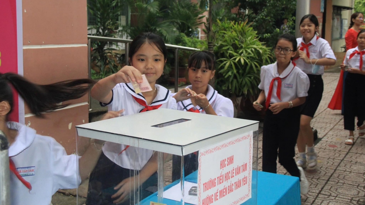 Các em học sinh Trường Tiểu học Lê Văn Tám quyên góp ủng hộ đồng bào phía Bắc (Ảnh: Sở GD-ĐT Đồng Nai)
