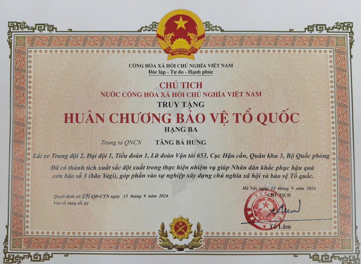 Truy tặng Huân chương Bảo vệ Tổ quốc hạng Ba cho Trung tá Quân nhân chuyên nghiệp Tăng Bá Hưng (Ảnh: Cục Tuyên huấn)