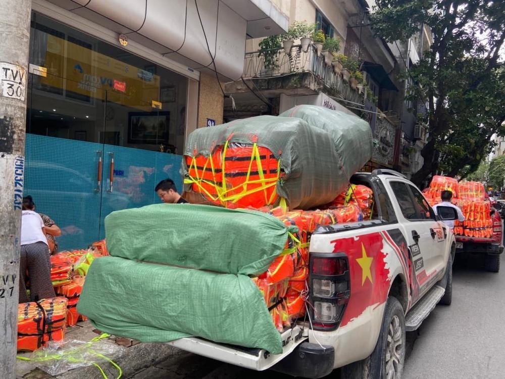 Ca sĩ Thái Thùy Linh chia sẻ hình ảnh đoàn xe chở áo phao, đồ dùng thiết yếu lên hỗ trợ người dân ở Lạng Sơn. Ảnh: Facebook nhân vật