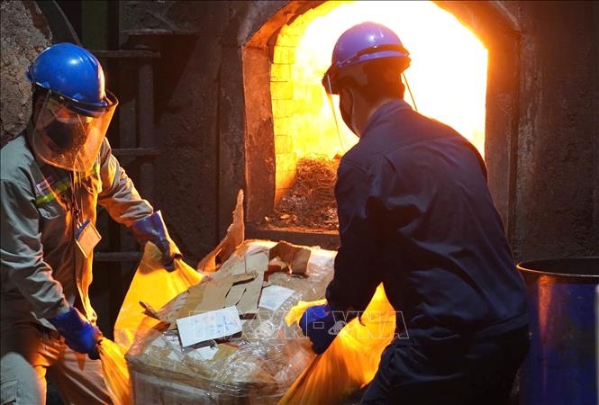 Công an TP.HCM cùng cơ quan chức năng tiến hành tiêu hủy ma túy (Ảnh: TTXVN)
 