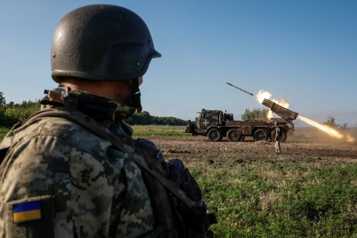 Binh lính Ukraine khai hỏa pháo phản lực RM-70 Vampire về phía Nga gần tiền tuyến ở khu vực Donetsk. Ảnh: Reuters